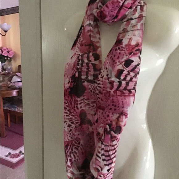 Scarf pink black white leopard print, versatile🌸nice pattern good shape - Picture 2 of 8